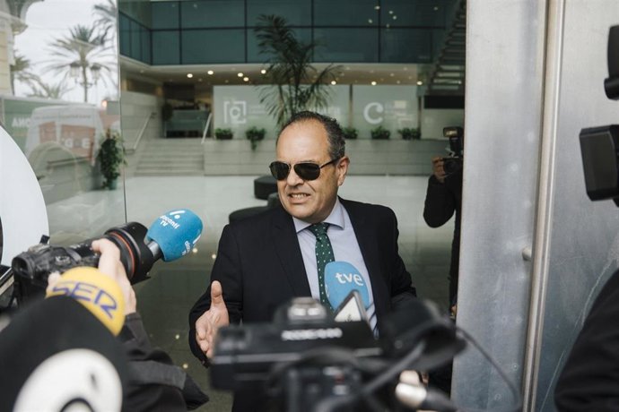 Carlos Baño, este viernes a su llegada a la sede de la Cámara de Comercio de Alicante