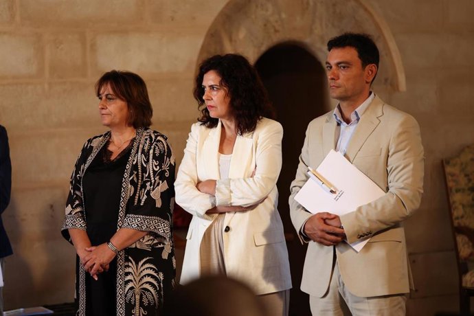 Archivo - La consellera de Presidencia, Coordinación de la Acción de Gobierno y Cooperación Local, Antònia Maria Estarellas (i), y la consellera de Familias, Bienestar Social y Atención a la Dependencia, Sandra Fernández (d). 