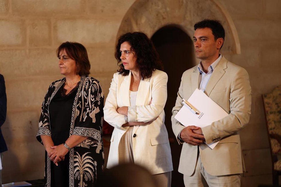 Archivo - La consellera de Presidencia, Coordinación de la Acción de Gobierno y Cooperación Local, Antònia Maria Estarellas (i), y la consellera de Familias, Bienestar Social y Atención a la Dependencia, Sandra Fernández (d). 