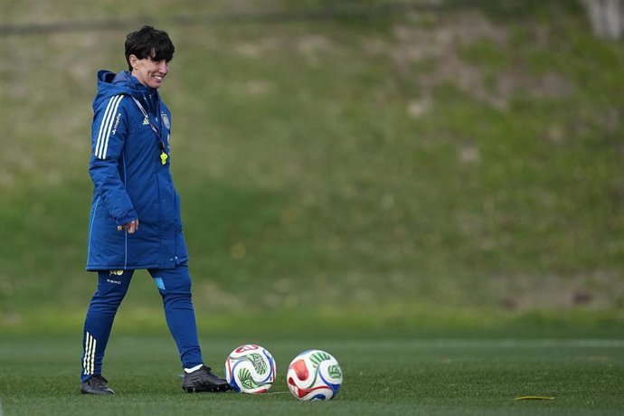La seleccionadora nacional absoluta femenina, Sonia Bermúdez, durante un entrenamiento en la Ciudad del Fútbol de Las Rozas.