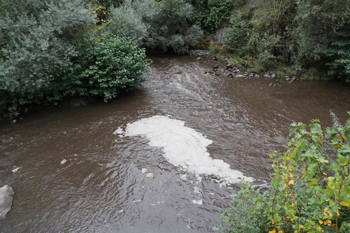Archivo - El Ayuntamiento de Puente Domingo Flórez (León) prohíbe el uso de agua por arrastres de ceniza derivados de los incendios, en Puente Domingo Flórez, a 24 de octubre de 2025, en Puente Domingo Flórez, León, Castilla y León (España).