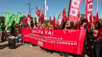 Sindicatos de CaixaBank se concentran para denunciar la "presión comercial" a la