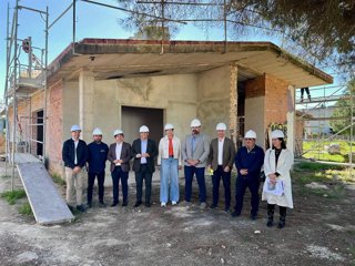 Visita de la consejera de Inclusión Social, Juventud, Familias e Igualdad, Loles López, a las obras de construcción del centro de día para personas mayores Nuevo Portil, en Cartaya (Huelva).