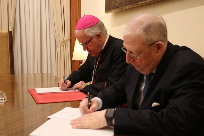 El arzobispo de Sevilla, monseñor José Ángel Saiz Meneses y el presidente del Consejo, Francisco Vélez, renuevan el acuerdo de cesión de la sede de San Gregorio.