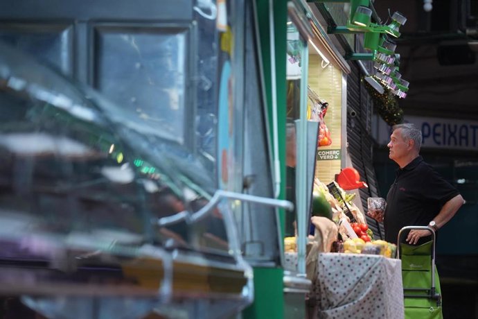 Archivo - Interior del Mercado de l'Estrella en Barcelona.