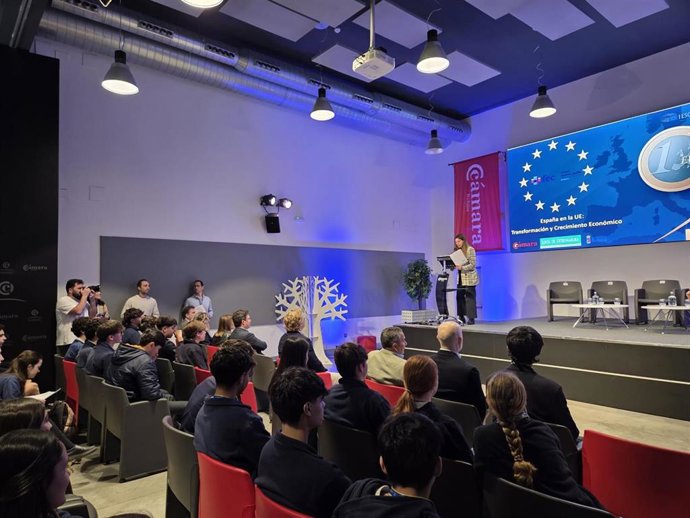 Una jornada acerca las políticas económicas europeas a los alumnos del Colegio Sagrada Familia de Badajoz