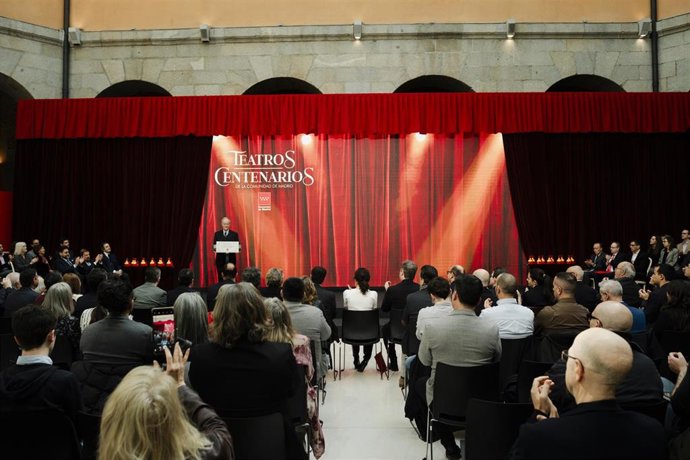 La presidenta de la Comunidad de Madrid, Isabel Díaz Ayuso (c), durante el acto homenaje a los 21 teatros centenarios de la región, en la Real Casa de Correos, a 27 de marzo de 2026, en Madrid (España). 