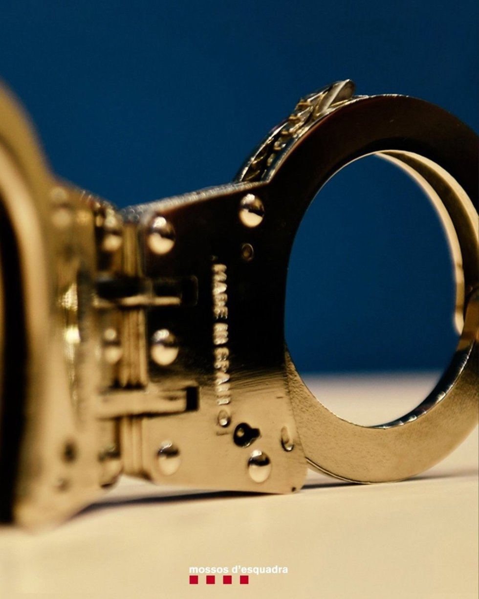Archivo - Imagen de recurso de unas esposas de los Mossos d'Esquadra