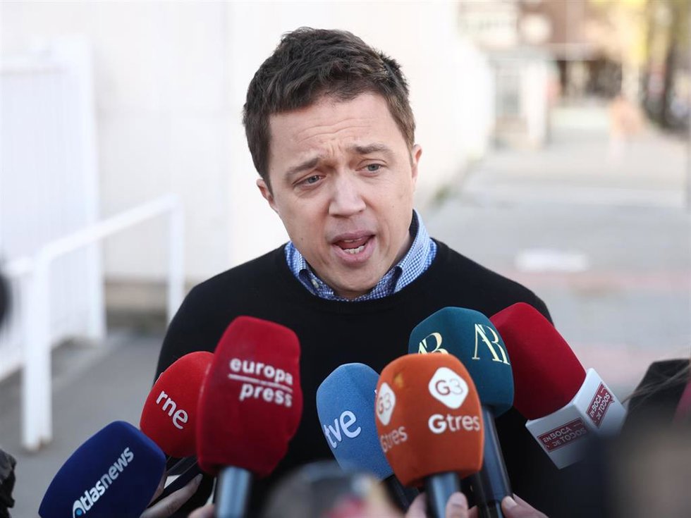 El exportavoz de Sumar Íñigo Errejón atiende a los medios de comunicación a su llegada a los Juzgados de Plaza de Castilla, a 27 de marzo de 2026, en Madrid
