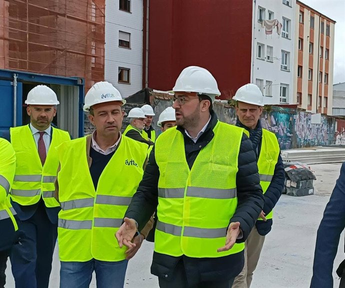 El presidente del Gobierno del Principado de Asturias, Adrián Barbón (dcha), visita, acompañado del consejero de Ordenación del territorio, Vivienda y Derechos Ciudadanos, Ovidio Zapico, la construcción de 250 pisos para jóvenes en Peritos (Gijón).