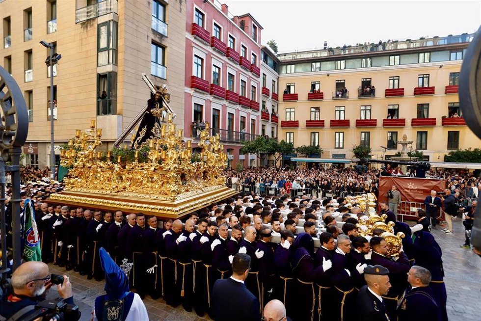 Archivo - Nazarenos de la hermandad procesionan por las calles de Málaga acompañando al Cristo El Rico 