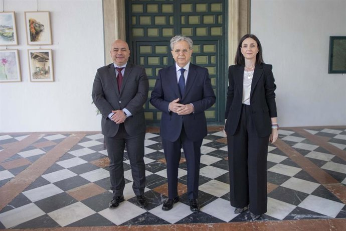 El presidente de la Diputación de Córdoba, Salvador Fuentes (centro), junto al delegado de Cultura, Gabriel Duque, y la delegada de Presidencia, Marta Siles.