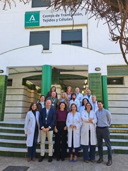 Equipo directivo y profesionales del Hospital Universitario Virgen del Rocío de Sevilla han donado sangre.