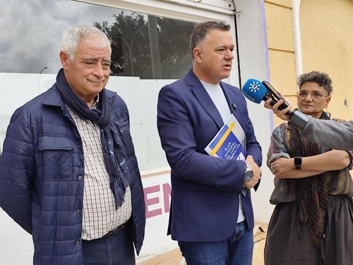 El candidato de Podemos Andalucía a la Presidencia de la Junta, Juan Antonio Delgado, atiende a los medios en La Línea de la Concepción (Cádiz).