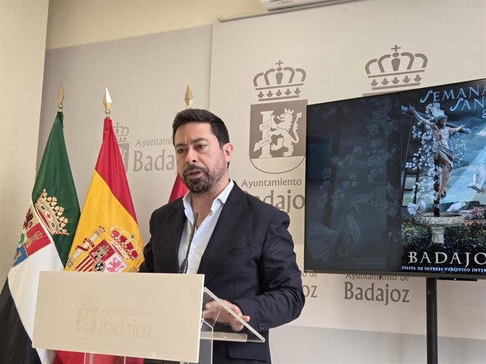 El concejal de Cultura y Ferias y Fiestas del Ayuntamiento de Badajoz, José Antonio Casablanca, ofrece una rueda de prensa