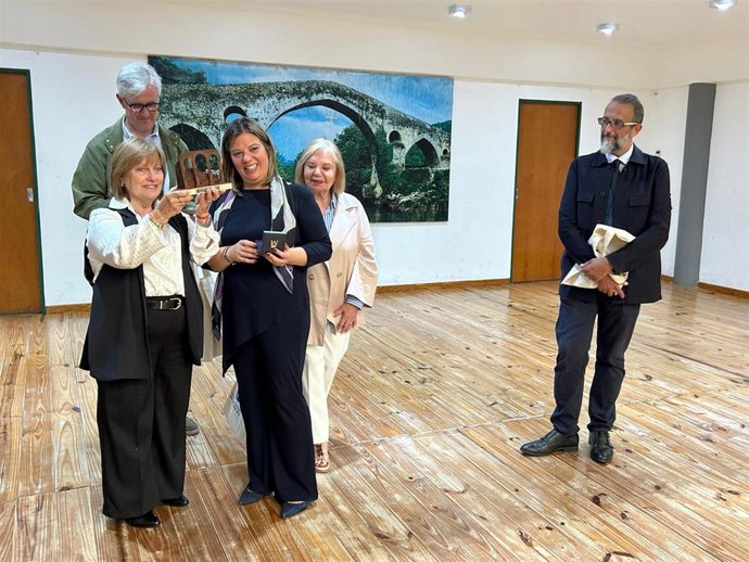 La vicepresidenta del Principado, Gimena Llamedo, entrega a la presidenta del Centro Asturiano de Santa Fe, Lila Magdalena, el símbolo de Asturias Paraíso Natural, ante la atenta mirada del cónsul, Pablo Platas.