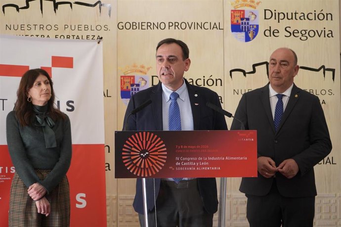 La delegada territorial de la Junta, Raquel Alonso; el presidente de Vitartis, Santiago Miguel, y el presidente de la Diputación, Miguel Ángel de Vicente.