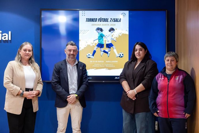 El vicepresidente y diputado de Deportes, Juan Rosas, junto a la alcaldesa de Humilladero, María Auxiliadora Gámez, presentan los torneos de Semana santa de fútbol