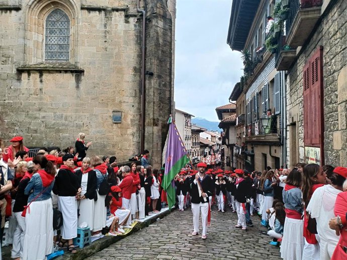 Archivo - La compañía Jaizkible desfila en Hondarribia (Gipuzkoa)