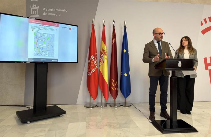 Archivo - El concejal de Movilidad, Gestión Económica y Contratación, José Francisco Muñoz, informa de los cortes de tráfico que se producirán con motivo de desfiles y fiestas junto a la concejal Rebeca Pérez