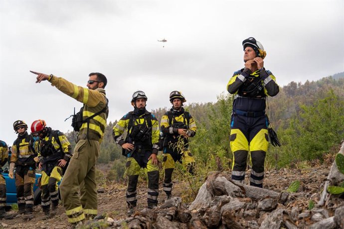 Archivo - Agentes de los Equipos de Intervención y Refuerzo en Incendios Forestales (EIRIF) del Gobierno de Canarias intervienen en el incendio de La Palma, a 17 de julio de 2023, en La Palma, Canarias (España). 