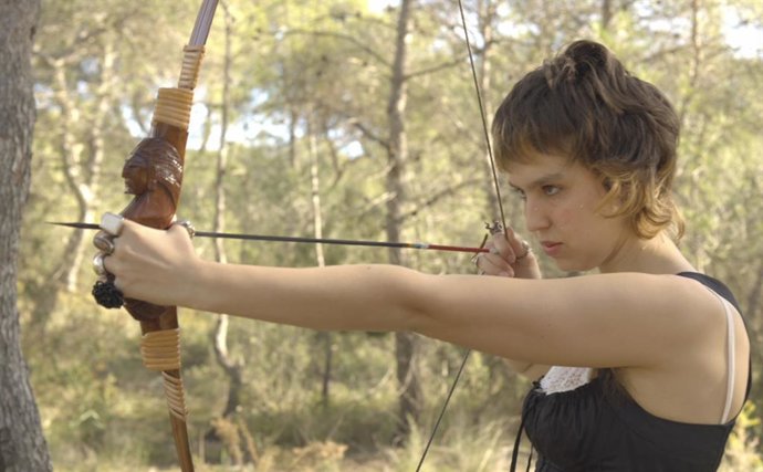 La artista valenciana Luna Valle "gasta los casquetes del amor" con su primer álbum: 'Cazador, te engañé'