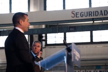 El CEO de Indra, José Vicente de los Mozos (d), durante el III Encuentro del Ecosistema de la Industria Nacional de Defensa centrado en el Corredor Norte, en la Fábrica de Armas de La Vega, a 17 de marzo de 2026, en Oviedo, Asturias (España). 