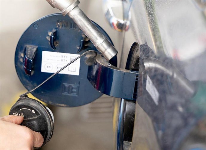 Repostaje en una gasolinera.