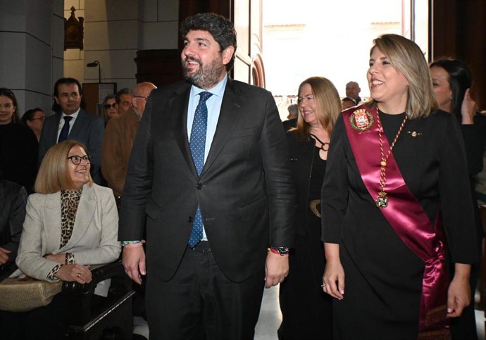 El presidente de la Comunidad, Fernando López Miras, junto a la alcaldesa, Noelia Arroyo, en el acto de entrega de la Onza de Oro ante la patrona, la Virgen de la Caridad