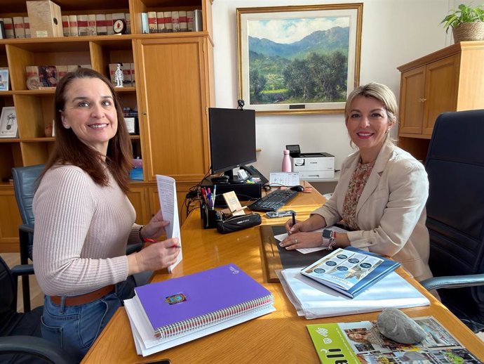 La alcaldesa del Ayuntamiento de Andratx, Estefanía Gonzalvo (der), y la regidora de Cultura, Mady Juan (izq).