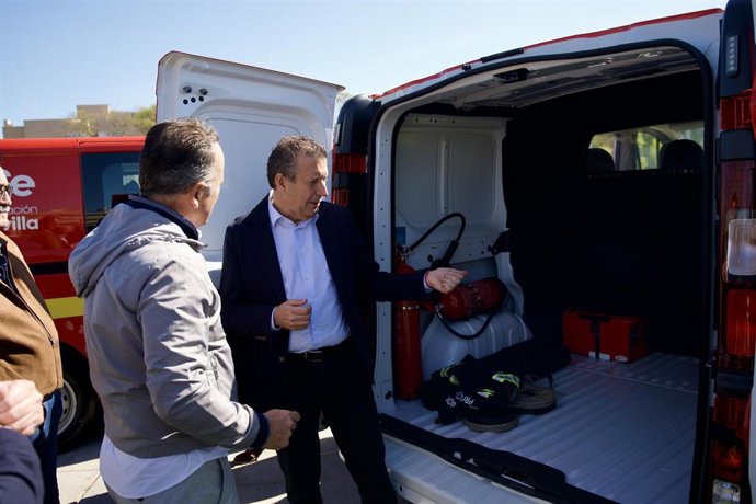 El presidente de la Diputación de Sevilla, Javier Fernández (c), durante el acto de entrega de las diez nuevas furgonetas al Consorcio de Prevención, Extinción de Incendios y Salvamento de la Provincia de Sevilla.