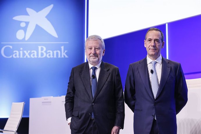 El president de CaixaBank, Tomás Muniesa (e), i el conseller delegat de CaixaBank, Gonzalo Cortázar (d), durant la Junta General Ordinària d'Accionistes de CaixaBank, en el Palau de Congrés de València