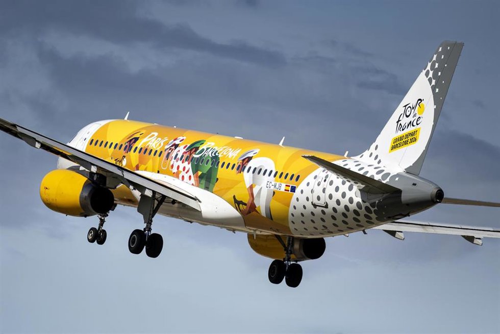 Avión de la compañía Vueling en conmemoración de la Grand Départ del Tour de Francia 2026 desde Barcelona