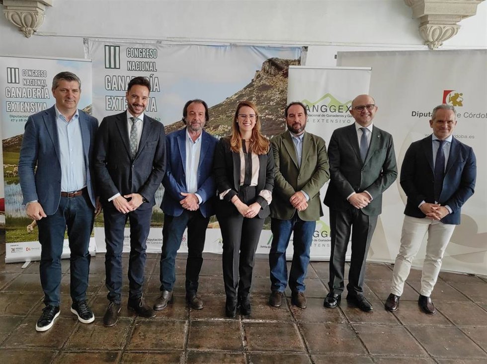 Foto de familia antes de la inauguración del III Congreso Nacional de Ganadería Extensiva.
