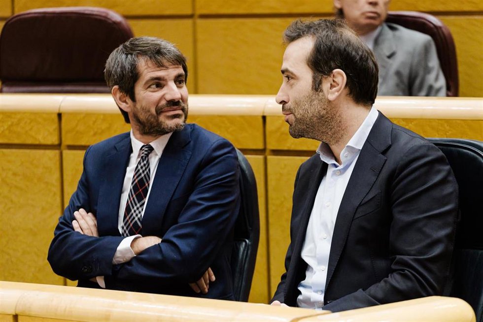 Archivo - El ministro de Cultura, Ernest Urtasun (i) y el ministro de Economía, Comercio y Empresa, Carlos Cuerpo (d), durante una sesión plenaria en el Senado, a 25 de noviembre de 2025, en Madrid (España).