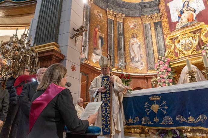 La alcaldesa de Cartagena, Noelia Arroyo, en la tradicional ofrenda de la Onza de Oro al Santo y Real Hospital de Caridad