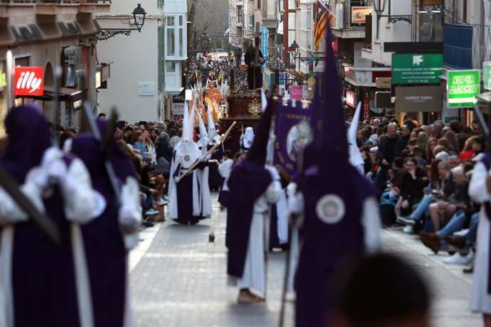 Archivo - Varios cofrades desfilan en la procesión del Cristo de la Sangre, a 6 de abril de 2023, en Palma, Mallorca, Islas Baleares (España).