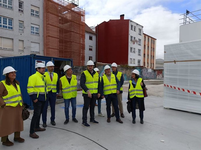 El presidente del Gobierno del Principado de Asturias, Adrián Barbón (dcha), visita, acompañado del consejero de Ordenación del territorio, Vivienda y Derechos Ciudadanos, Ovidio Zapico, la construcción de 250 pisos para jóvenes en Peritos (Gijón).