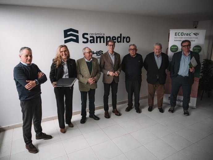 El presidente del Gobierno de La Rioja, Gonzalo Capellán, junto a la consejera de Economía, Innovación, Empresa y Trabajo Autónomo, Belinda León, visita las instalaciones de Cerámicas Sampedro con motivo del 145 aniversario de la empresa