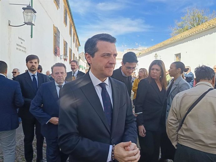 El alcalde de Córdoba, José María Bellido, atiende a los periodistas tras la función principal de la Hermandad de Nuestra Señora de los Dolores.