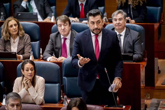 El portavoz del PP, Carlos Díaz-Pache (d), durante una sesión plenaria en la Asamblea de Madrid