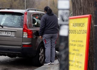 Archivo - Una persona reposta en una gasolinera, a 2 de enero de 2024, en Madrid (España)