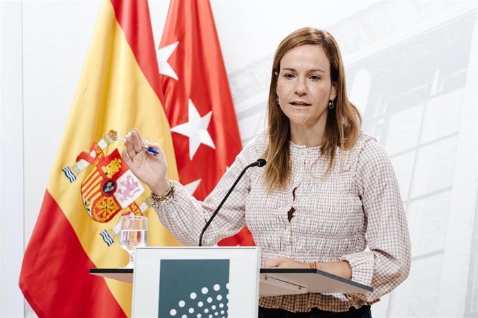 Archivo - La portavoz de VOX en la Asamblea de Madrid, Isabel Pérez Moñino, durante una rueda de prensa posterior a una reunión de la Junta de Portavoces
