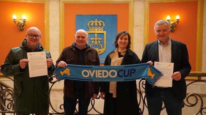 El director de la candidatura de Oviedo a ser Ciudad Europea de la Cultura en 2031, Rodolfo Sánchez (primero por la derecha) y organizadores de la Oviedo Cup.