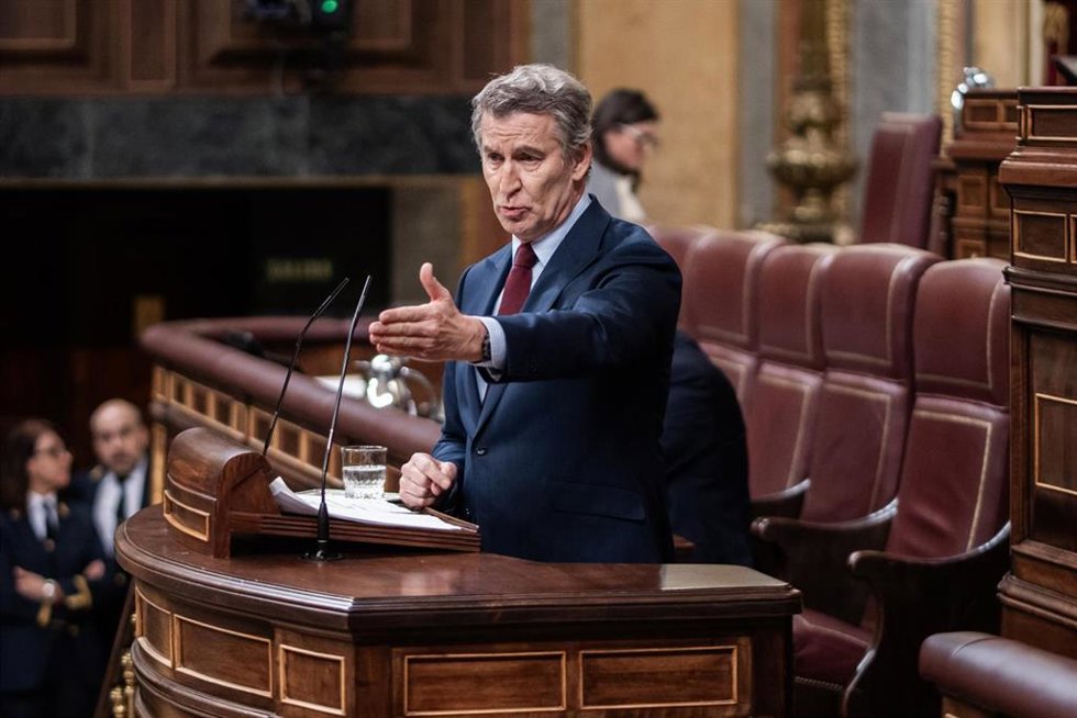 El presidente del Partido Popular, Alberto Núñez Feijóo, interviene durante una sesión de control al Gobierno, en el Congreso, a 25 de marzo de 2026, en Madrid (España).