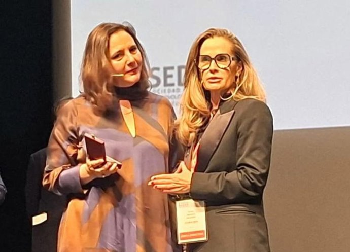 La consellera de Salud,Manuela García, recoge el galardón.