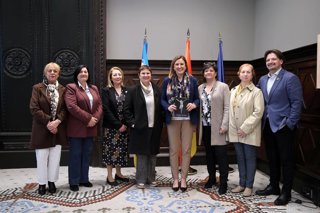 Representantes de la Hermandad del Santísimo Cristo del Perdón del Cabanyal-Canyamelar, conocido como 'Cristo de las mujeres', recibidas por la alcaldesa de València, María José Catalá