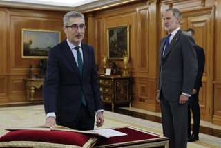 El ministro de Hacienda, Arcadi España (i), durante la jura de su cargo, ante el Rey Felipe VI (D), en el Palacio de La Zarzuela, a 27 de marzo de 2026, en Madrid (España). Sánchez anunciaba ayer que Cuerpo y España ocuparían los cargos que dejaba Montero