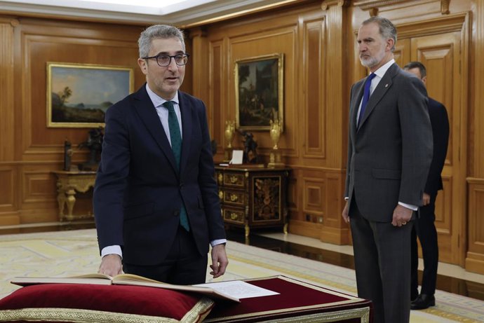 El ministro de Hacienda, Arcadi España (i), durante la jura de su cargo, ante el Rey Felipe VI (D), en el Palacio de La Zarzuela, a 27 de marzo de 2026, en Madrid (España). Sánchez anunciaba ayer que Cuerpo y España ocuparían los cargos que dejaba Montero