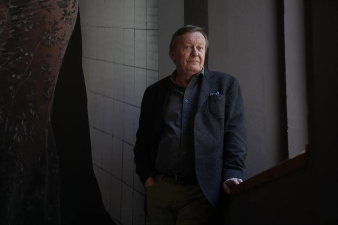 El escritor Jean Echenoz (2i) posa para Europa Press